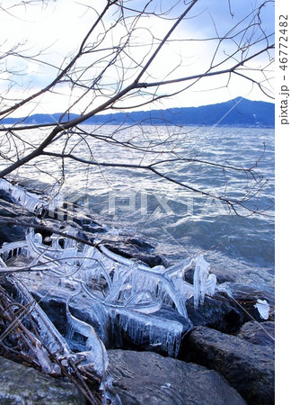 厳冬の琵琶湖、しぶき氷と比叡山の山並み 46772482