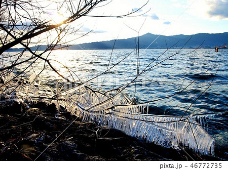 厳冬の琵琶湖、しぶき氷と比叡山の山並み 46772735