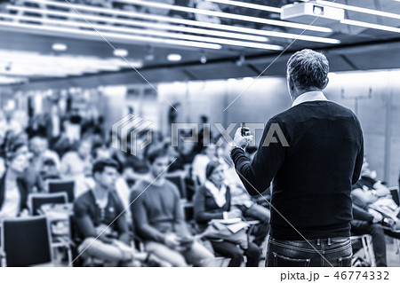 Sturtup expert giving talk at business event workshop. Sturtup expert giving talk at business event workshop. 46774332