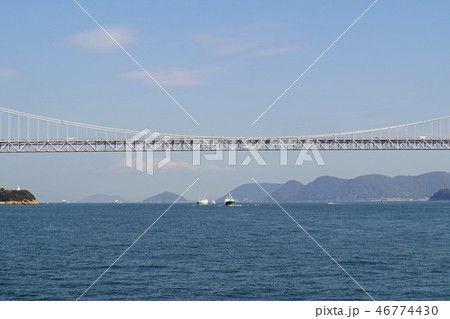 瀬戸大橋の橋桁と通過する船 46774430