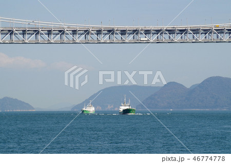 瀬戸大橋の橋桁と通過する船 46774778