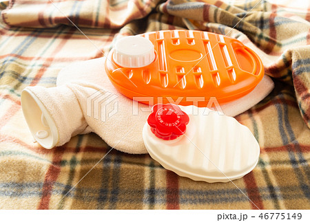 湯たんぽ　冬　暖房器具 46775149
