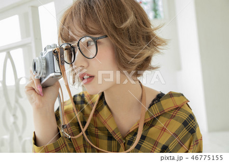 カメラ女子　　メガネ女子　　外ハネヘアー 46775155