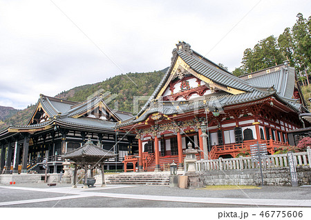 山梨県　身延山久遠寺（みのぶさんくおんじ）　棲神閣祖師堂（せいしんかくそしどう） 46775606