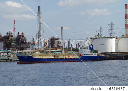 京葉臨海工業地帯の石油コンビナートの設備と建物 46776427