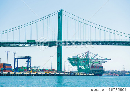 ロングビーチ港の荷揚げの重機（海側からの見た目） 46776801