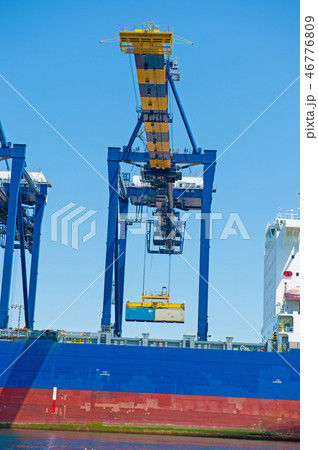 ロングビーチ港の荷揚げの重機(海側からの見た目) ロングビーチ港の荷揚げの重機(海側からの見た目) 46776809