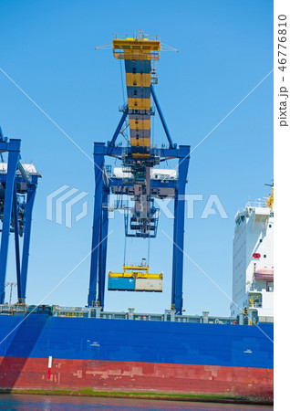 ロングビーチ港の荷揚げの重機（海側からの見た目） 46776810