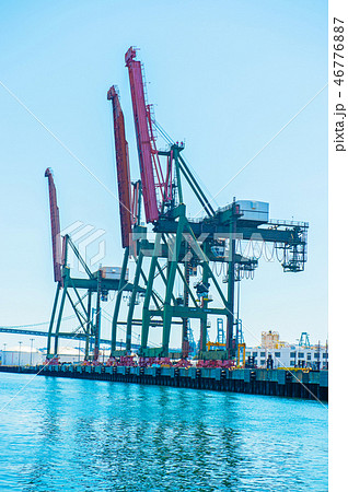 ロングビーチ港の荷揚げの重機（海側からの見た目） 46776887