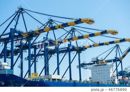 ロングビーチ港の荷揚げの重機(海側からの見た目) ロングビーチ港の荷揚げの重機(海側からの見た目) 46776890