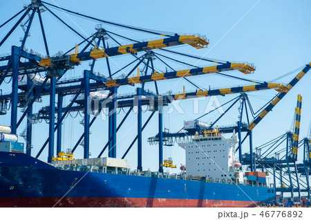 ロングビーチ港の荷揚げの重機（海側からの見た目） 46776892