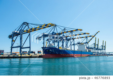 ロングビーチ港の荷揚げの重機(海側からの見た目) ロングビーチ港の荷揚げの重機(海側からの見た目) 46776893