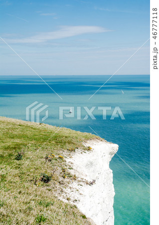 イギリス郊外のドーバー海峡 切り立つホワイトクリフと青い海 イギリス郊外のドーバー海峡 切り立つホワイトクリフと青い海 46777118