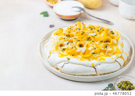 Meringue cake Pavlova Meringue cake Pavlova 46778052