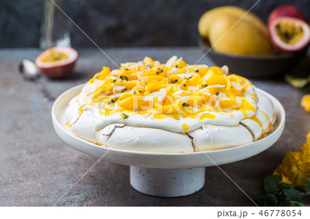 Meringue cake Pavlova 46778054