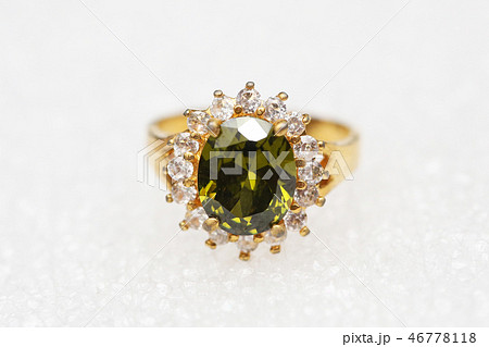 Beautiful gold ring with green gemstone 46778118