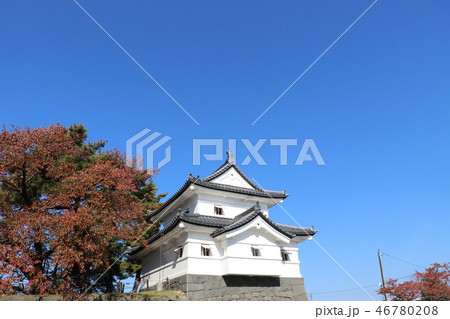 青空と紅葉の新発田城 新潟県新発田市 46780208