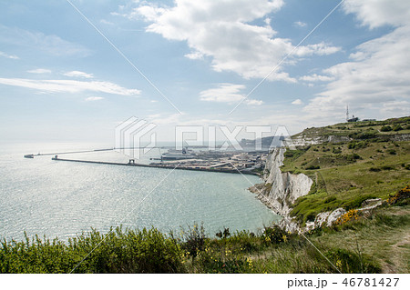 ドーバー海峡のホワイトクリフの上から見えるドーバー港 ドーバー海峡のホワイトクリフの上から見えるドーバー港 46781427