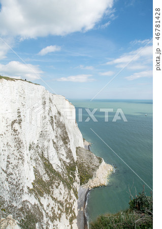イギリス郊外のドーバー海峡　切り立つホワイトクリフと青い海 46781428