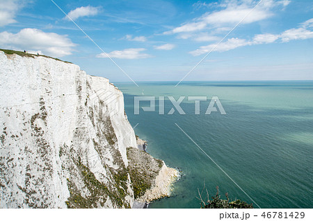 イギリス郊外のドーバー海峡　切り立つホワイトクリフと青い海 46781429