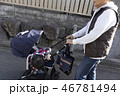 ベビーカーをおすシニア 46781494