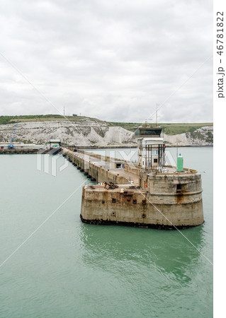 ドーバー海峡のフェリー乗り場を囲う防波堤と白い絶壁のホワイトクリフ 46781822