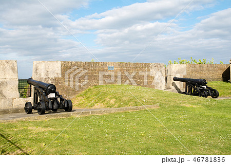 ドーバー海峡の脇に立つドーバーキャッスルにある大砲 46781836