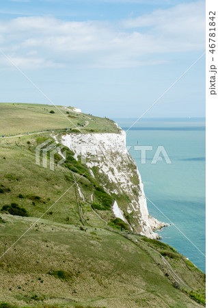 イギリス郊外のドーバー海峡 切り立つホワイトクリフと青い海 イギリス郊外のドーバー海峡 切り立つホワイトクリフと青い海 46781842