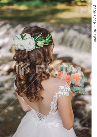 Brunette young bride with beautiful curly hair 46784022