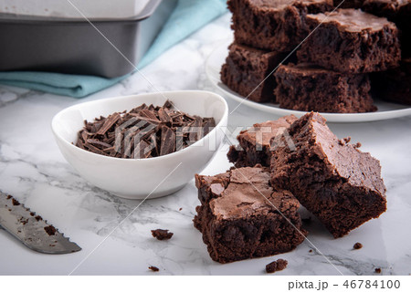 isolated chocolate brownie 46784100