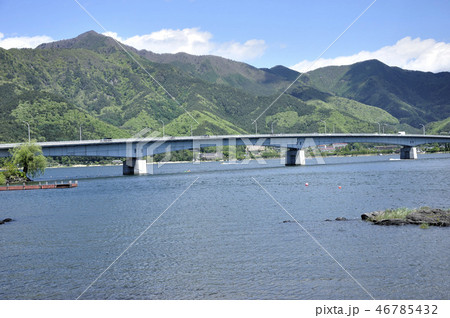 河口湖と河口湖大橋と新緑の御坂山地 46785432
