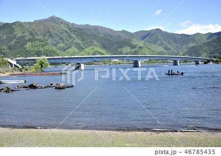新緑の御坂山地と河口湖 46785435