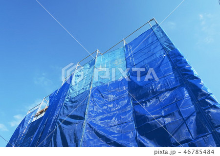 建築現場の足場と防音シートと青空の風景 46785484