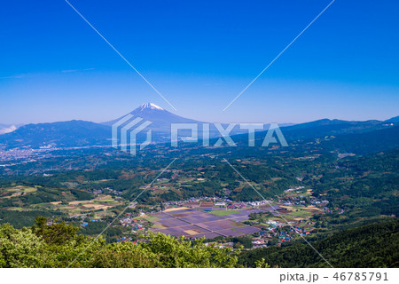 (静岡県)伊豆スカイラインから丹那盆地と富士山を望む (静岡県)伊豆スカイラインから丹那盆地と富士山を望む 46785791