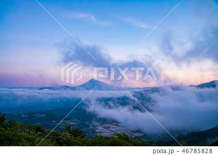 (静岡県)伊豆スカイラインから丹那盆地と富士山を望む 夜明け (静岡県)伊豆スカイラインから丹那盆地と富士山を望む 夜明け 46785828