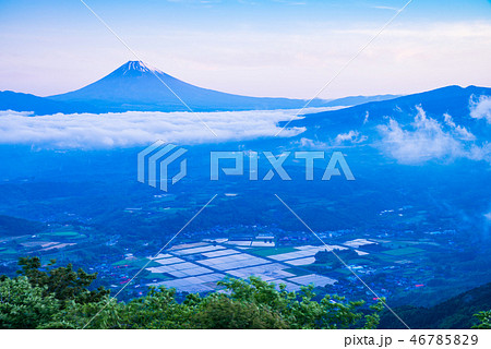 (静岡県)伊豆スカイラインから丹那盆地と富士山を望む 夜明け (静岡県)伊豆スカイラインから丹那盆地と富士山を望む 夜明け 46785829