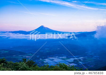 (静岡県)伊豆スカイラインから丹那盆地と富士山を望む 夜明け (静岡県)伊豆スカイラインから丹那盆地と富士山を望む 夜明け 46785830