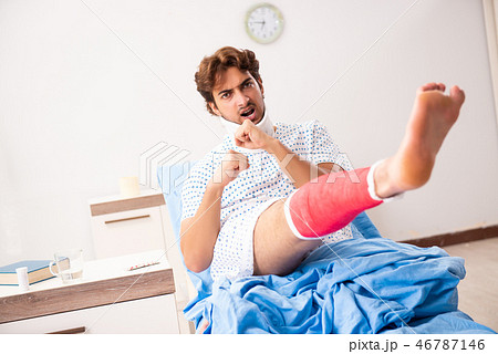 Injured man waiting treatment in the hospital 46787146