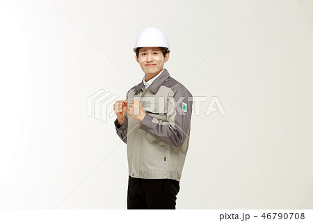 ポーズ 男 男性 46790708
