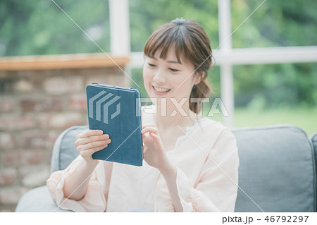 young woman 46792297