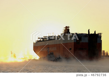 自動車運搬船の入港　1月上旬の日の出　日立港　茨城県日立市 46792736