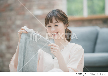 young woman 46793175