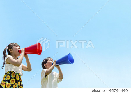 メガホンで呼び掛ける2人の子供。訴え、要求、叫ぶ、呼びかけイメージ 46794440
