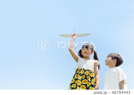 土手で紙飛行機を飛ばす姉弟2人 土手で紙飛行機を飛ばす姉弟2人 46794445