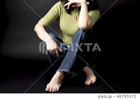 ポーズをとる女性 46795572