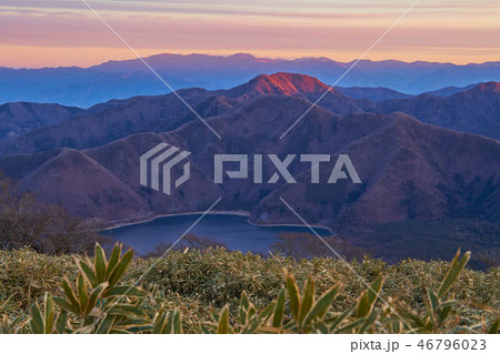 冬の山梨百名山の竜ヶ岳から見た北側の本栖湖と烏帽子岳、三方分山 冬の山梨百名山の竜ヶ岳から見た北側の本栖湖と烏帽子岳、三方分山 46796023