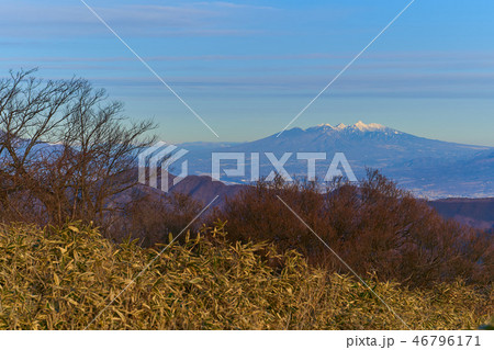 冬の山梨百名山の竜ヶ岳 登山道から見た北側の八ヶ岳の写真素材