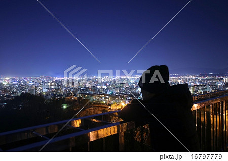 綺麗な夜景を眺める男 綺麗な夜景を眺める男 46797779