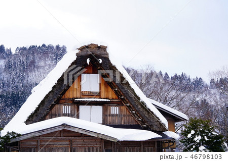 雪化粧の白川郷　 46798103