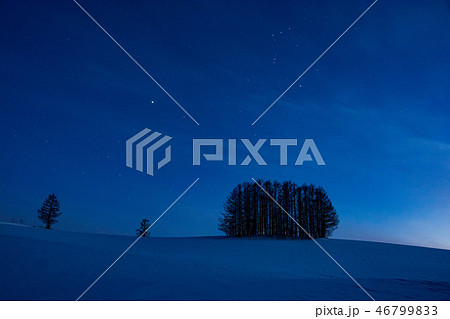 冬の夕暮れの丘と星空 美瑛町 冬の夕暮れの丘と星空 美瑛町 46799833